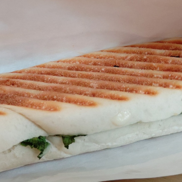 ニシ イズ カフェ リリカ