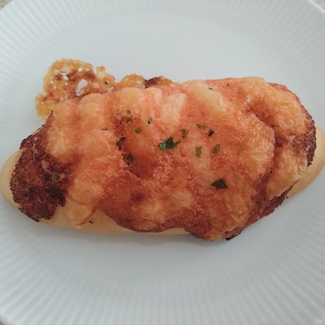 パンをかじった犬と猫