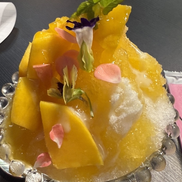 サクラ咲くフルーツ店